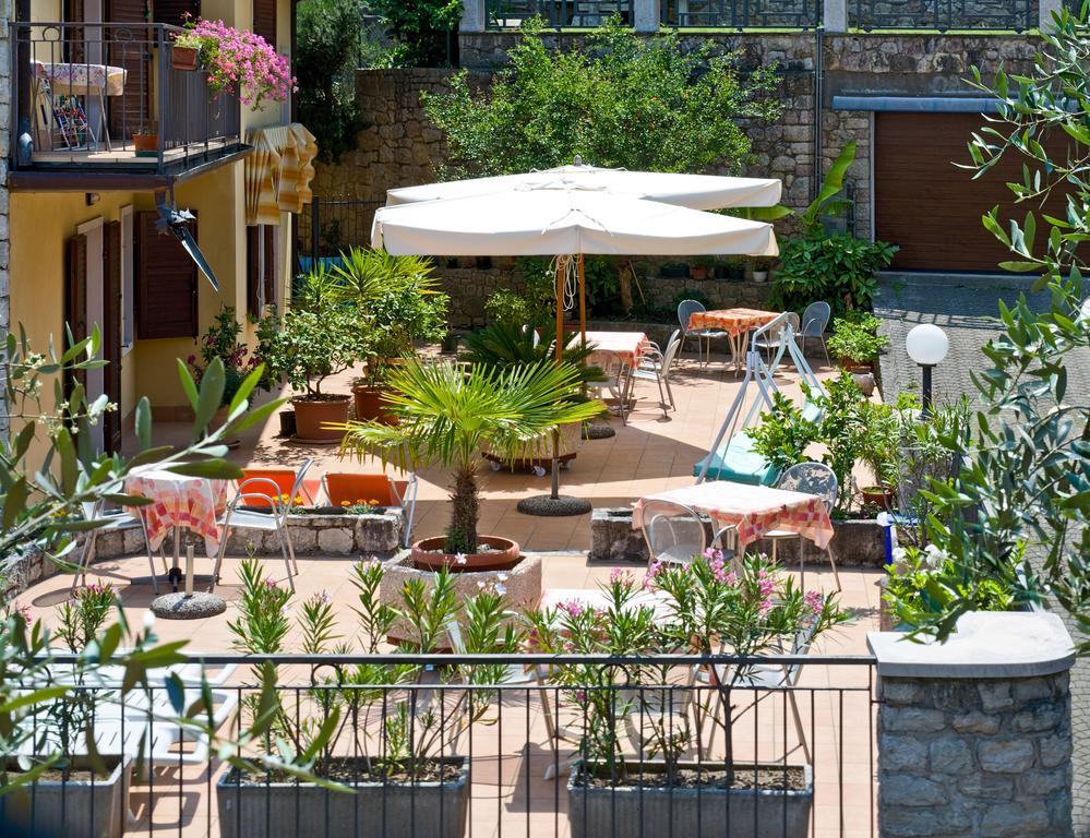 Hotel Pace Brenzone sul Garda Exteriör bild