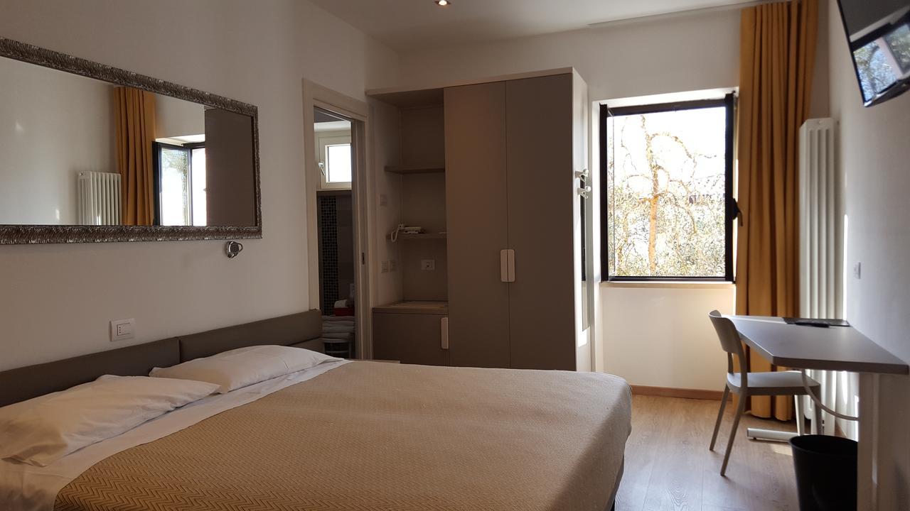 Hotel Pace Brenzone sul Garda Exteriör bild